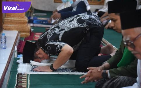 Gubernur Sumsel H Herman Deru Safari Jum’at di Masjid Bakti Pos 1 Kelurahan Talang Betutu Palembang, Jum’at (31/12/2021). Foto : viralsumsel.com/win