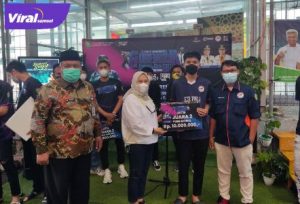 Panitia penyelenggara serahkan hadiah ke pemain ESI PALI, didampingi Asisten 1 Gubernur Sumsel, DR H. Rosidin Hasan, dan Ketua ESI PALI. Foto: viralsumsel.com/eko