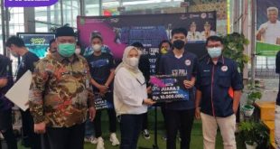 Panitia penyelenggara serahkan hadiah ke pemain ESI PALI, didampingi Asisten 1 Gubernur Sumsel, DR H. Rosidin Hasan, dan Ketua ESI PALI. Foto: viralsumsel.com/eko