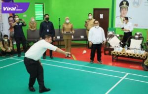 Gubernur Sumsel H. Herman Deru membuka kejuaraan badminton Kuyung Syadat Cup 2022 di Cemerlang Badminton Hall, Senin (3/1/2021) pagi. Foto : viralsumsel.com/ion