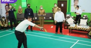 Gubernur Sumsel H. Herman Deru membuka kejuaraan badminton Kuyung Syadat Cup 2022 di Cemerlang Badminton Hall, Senin (3/1/2021) pagi. Foto : viralsumsel.com/ion