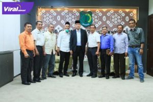 Plt Bupati Muba Beni Hernedi menerima audiensi IKM Muba di Ruang Audiensi Bupati Muba, Senin (3/1/2022). Foto : viralsumsel.com/dev