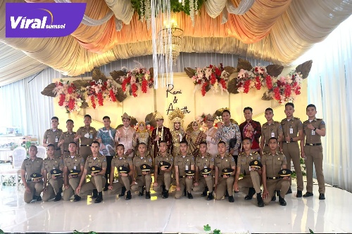 Moment berfoto bersama praja STPDN didampingin Sekcam Kertapati Purna Praja STPDN angktn 20 Rifandi putra, S.STP,  M.Si dan Sekcam Sako STPDN angakatn 20 jufriansah, S.STP., M.Si, Foto : Viralsumsel/Noto Moment berfoto bersama praja STPDN didampingin Sekcam Kertapati Purna Praja STPDN angktn 20 Rifandi putra, S.STP, M.Si dan Sekcam Sako STPDN angakatn 20 jufriansah, S.STP., M.Si, Foto : Viralsumsel/Noto