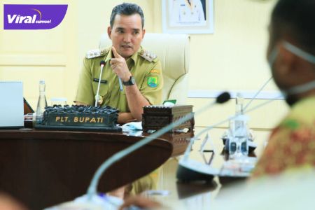 Plt Bupati Beni Hernedi SIP dalam Audiensi dengan KTNA Muba di Ruang Rapat Serasan Sekate Gedung Pemkab Muba, Selasa (4/1/2022). Foto :viralsumsel.com /dev