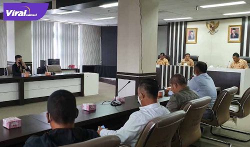 Walikota Prabumulih, Ir H Ridho Yahya MM bersama Sekda, Elman ST MM dan Kadis POKP, Joko Firdaus SPd memimpin rapat persiapan Piala Suratin di Prabumulih, Kamis (6/1/2022). Foto :viralsumsel.com /ril