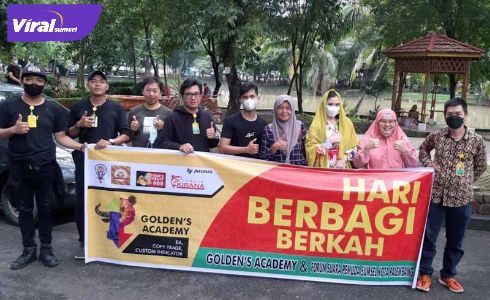 Golden’s Academy bersama FSPSS Palembang melaksanakan kegiatan Hari Berbagi Berkah di Kambang Iwak Palembang, Jumat (7/1/2022). Foto :viralsumsel.com /ril