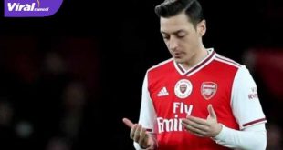 Mesut Ozil berdoa sebelum pertandingan saat masih memperkuat Arsenal. Foto : Google