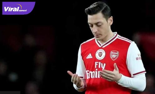 Mesut Ozil berdoa sebelum pertandingan saat masih memperkuat Arsenal. Foto : Google