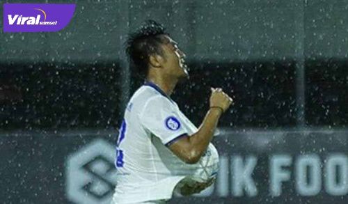 Rizky Dwi Febrianto pemain Arema FC selebrasi usai cetak gol. Foto :Twitter