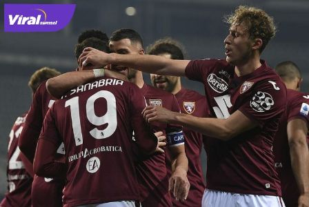 Para pemain Torino selebrasi usai cetak gol ke gawang Fiorentina. Foto: ig torino