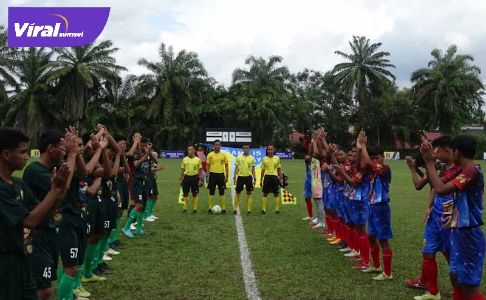 Para pemain PS Palembang U-17 dan Persimuba U-17 applause pada penonton sebelum laga Piala Soeratin zona Sumsel. Foto :viralsumsel.com