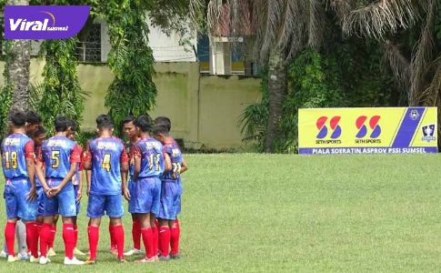 Para pemain Persimuba PPLP-D Muba U-17 berdoa sebelum lawan PS Palembang U-17 di Piala Soeratin. Foto :viralsumsel.com