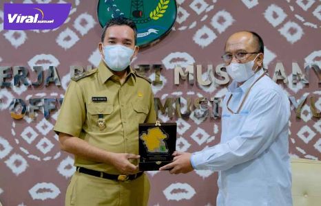 Plt Bupati Muba Beni Hernedi menerima audiensi jajaran Manajemen PT PLN UP3 Palembang dan PT PLN (Persero) UP3 Jambi, di Ruang Audiensi Bupati Muba, Kemarin (11/1/2021). Foto : viralsumsel.com/dev