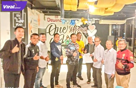 Ketua Tim Percepatan Pembentukan Pengurus KORMI Wilayah II Sumsel Hanief Djohan serahkan mandat ketua KORMI Lubuklinggau pada H Rodi wijaya di Cafe Dewinda, Lubuklinggau, Rabu (13/1/2022). Foto : viralsumsel.com/ion