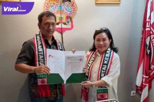 Hj Lucianty Ketua Pimda PKN Sumsel terima SK dari Ketua Umum Pimpinan Pusat PKN Gede Pasek Suardika. Foto :viralsumsel.com /ion