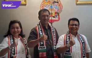 Ketua Pimda PKN Sumsel Hj Lucianty bersama ketua umum PKN Gede Pasek Suardika dan Sekretaris Pimda PKN Sumsel Syaiful Islam. Foto : viralsumsel.com/adi
