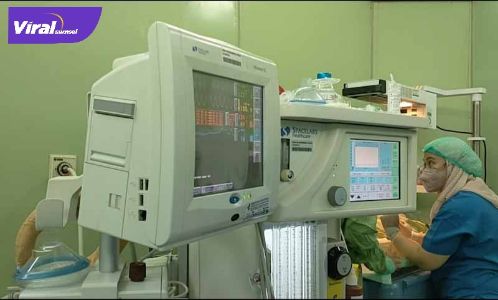 Tim medis RSMH Palembang melakukan tindakan operasi kelahiran bayi kembar siam. Foto : net