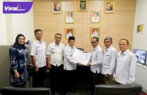 H. Iyatullah Ketua Kormi Muratara menyerahkan hasil rapat pleno penyusunan kepengurusan kepada Kordinator Wilayah 2 Tim Percepatan Pembentukan KORMI kabupaten, Hanief Djohan. Foto : viralsumsel.com/ion