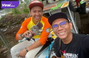 Ofroader Sumsel AV Noviadi (orange) pose bersama tropi juara 3 nasional. Foto : dok pribadi