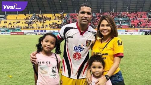 Alberto Goncalves bersama isteri dan kedua anaknya saat masih berseragam Sriwijaya FC. Foto : dok pribadi