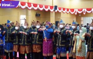 Gubernur Sumsel H Herman Deru pose bersama usai sidang Paripurna Istimewa DPRD Kabupaten OKU Timurmemperingati Hari Jadi ke-18 Kabupaten OKU Timur, Senin (17/1/2022). Foto : viralsumsel.com/win