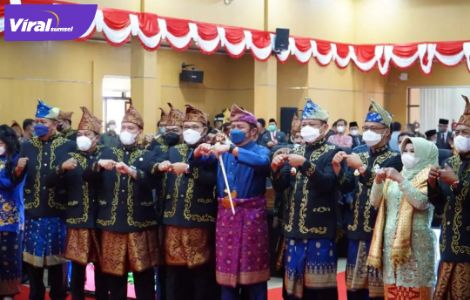 Gubernur Sumsel H Herman Deru pose bersama usai sidang Paripurna Istimewa DPRD Kabupaten OKU Timurmemperingati Hari Jadi ke-18 Kabupaten OKU Timur, Senin (17/1/2022). Foto : viralsumsel.com/win