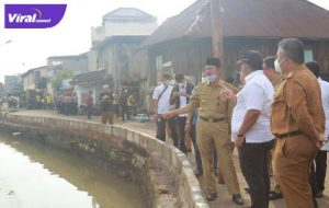 Walikota Palembang H.Harnojoyo bersama Kapolresta Palembang, Kombes Pol Mokhamad Ngajib, langsung menelusuri Sungai Karangkuang, Selasa (18/1/2022). Foto : viralsumsel.com/nto