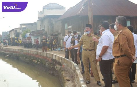 Walikota Palembang H.Harnojoyo bersama Kapolresta Palembang, Kombes Pol Mokhamad Ngajib, langsung menelusuri Sungai Karangkuang, Selasa (18/1/2022). Foto : viralsumsel.com/nto
