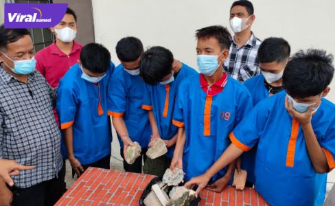 Enam remaja tanggung yang diduga pelaku pengeroyokan di kawasan Talang Kerangga, diamankan Polsek IB II, Selasa (18/1/2022). Foto : viralsumsel.com/kai