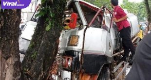 Truk tanki pengangkut air mineral menabrak pohon dipinggir Jalan Residen Abdul Rozak, Palembang Selasa (18/1/2022). Foto : viralsumsel.com/kai
