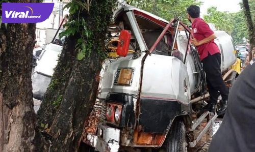 Truk tanki pengangkut air mineral menabrak pohon dipinggir Jalan Residen Abdul Rozak, Palembang Selasa (18/1/2022). Foto : viralsumsel.com/kai