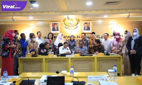 Amaliah Sobli S.Kg, M.B.A Anggota Komite II DPD RI pose bersama usai Rapat Kerja dengan Wakil Menteri PUPR. Foto : viralsumsel.com/ion