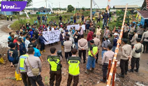 Ratusan masyarakat dan sejumlah organisasi pemuda menggelar aksi di salah satu kantor stockpile batubara milik PT SLR, Rabu (19/01/2022). Foto : viralsumsel.com/eko