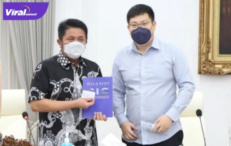General Manager of Shanxi Internasional Economic dan Technical Co. Ltd Indonesia, Jason Hang bersama Gubernur Sumsel H Herman Deru. Foto : viralsumsel.com/win