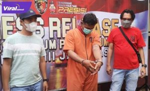 MYE tersangka penyiraman air keras pada mantan isteri sisi dalam pres rilis bersama barang bukti, Rabu (19/1/2022). Foto : viralsumsel.com/kai