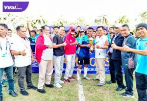 Wakil Walikota Prabumulih H Andriansyah Fikri memberikan piala juara Soeratin U-17 Asprov PSSI Sumsel pada Persila. Foto : viralsumsel.com/ion