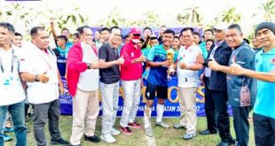 Wakil Walikota Prabumulih H Andriansyah Fikri memberikan piala juara Soeratin U-17 Asprov PSSI Sumsel pada Persila. Foto : viralsumsel.com/ion