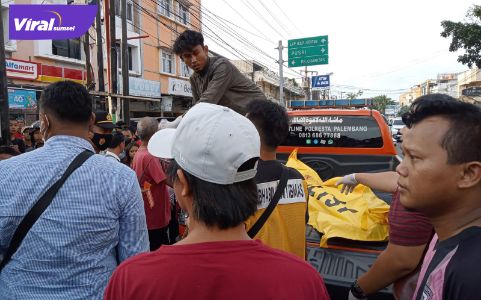 Abdul Hafis korban pembunuhan dievakuasi polisi ke RS Bhayangkara Palembang. Foto :viralsumsel.com /kaii