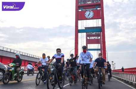 Gubernur Sumsel H Herman Deru gowes bareng Gubernur Jateng Ganjar Pranowo saat melintas di Jembatan Ampera, Minggu (23/1/2022). Foto : viralsumsel.com/win