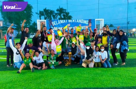 Euforia pemain, pelatih dan ofisial SSB Elmas usai raih gelar juara Bumara Championship U-13 2022. Foto : viralsumsel.com/ion