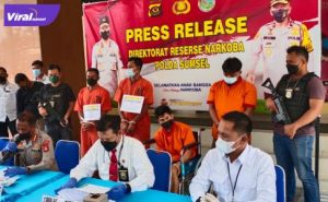 Direktorat Reserse Narkoba Polda Sumsel menangkap dua orang kurir narkoba asal Aceh yang membawa 1 kilogram lebih sabu - sabu atau seberat 1.018 gram. Foto : viralsumsel.com/kai