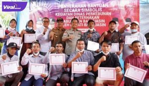 Bupati Banyuasin, H. Askolani, memberikan bantuan hewan ternak secara simbolis, Senin (24/1/2022). Foto : viralsumsel.com/nto