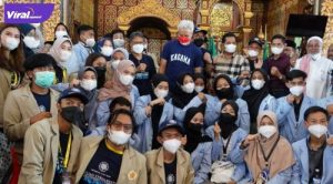 Gubernur Jawa Tengah, Ganjar Pranowo, didampingi Bupati Banyuasin, H. Askolani pose bersama mahasiswa UGM di Desa Sungsang III, Banyuasin II, Minggu (23/1/2022). Foto : viralsumsel.com/nto
