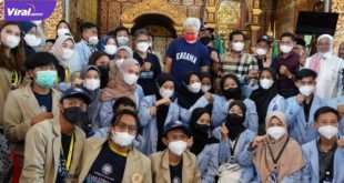 Gubernur Jawa Tengah, Ganjar Pranowo, didampingi Bupati Banyuasin, H. Askolani pose bersama mahasiswa UGM di Desa Sungsang III, Banyuasin II, Minggu (23/1/2022). Foto : viralsumsel.com/nto