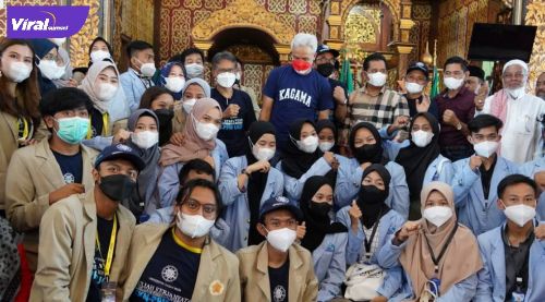Gubernur Jawa Tengah, Ganjar Pranowo, didampingi Bupati Banyuasin, H. Askolani pose bersama mahasiswa UGM di Desa Sungsang III, Banyuasin II, Minggu (23/1/2022). Foto : viralsumsel.com/nto
