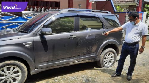 H Arpan Ismail (54) warga Jl Jaya Indah Gang Raflesia I Kelurahan 13 Ulu, menunjukkan mobil Daihatsu Terios miliknya yang dicoret oleh oknum dak bertanggung jawab. Foto : viralsumsel.com/kai