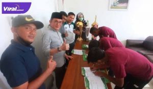 Wakil Presiden Klub PS Palembang, Gunawan saksikan tanda tangan kontrak pemain baru PS Palembang. Foto : viralsumsel.com/ion