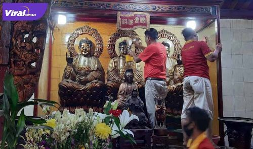 Pengurus Kelenteng Chandra Nadi atau Dewi Kwan Im mencuci patung bentuk penghargaan terhadap dewa dewi yang turun dari langit. Foto : viralsumsel.com/kai