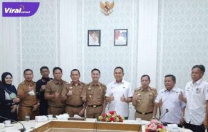 Ucok Hidayat Ketua Umum Asprov PSSI Sumsel pose bersama para petinggi PS Palembang. Foto : viralsumsel.com/ion