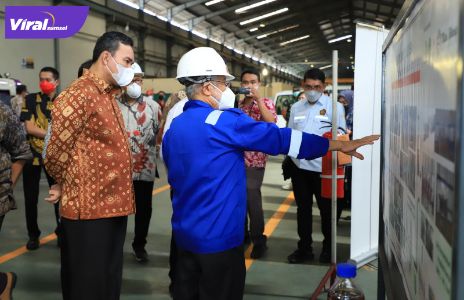 Plt Bupati Muba Beni Hernedi usai saksikan demo pengisian Bensa ke kendaraan bermotor di PT Pura Barutama, Selasa (25/1/2022). Foto : viralsumsel.com/dev